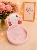 سكراب للجسم بالرمان والورد الجوري "فيلفت برايد" - Velvet Bride Pomegranate & Damask Rose Natural Body Scrub (250 جم) - Image 4
